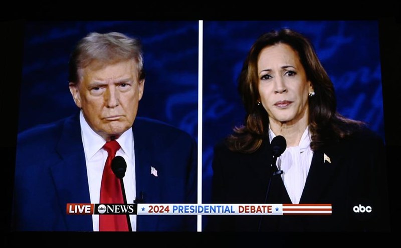 Ông Donald Trump và bà Kamala Harris tranh luận trên truyền hình ngày 10.9.2024. Ảnh: Xinhua