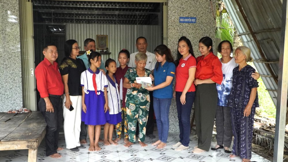 Giving readers' support money to Mrs. Tran Thi Tu. Photo: Xuan Nhi