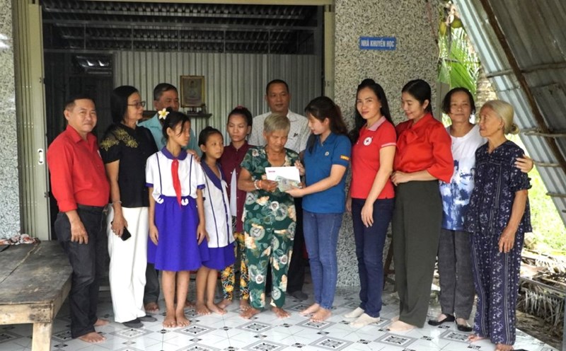 Giving readers' support money to Mrs. Tran Thi Tu. Photo: Xuan Nhi