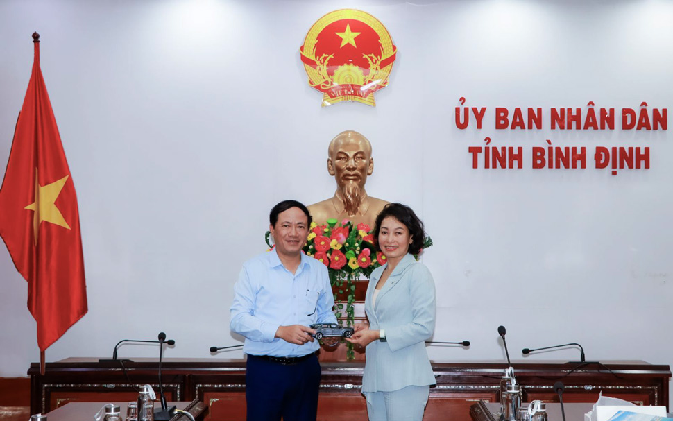 Chairman of Binh Dinh Provincial People's Committee Pham Anh Tuan presents souvenirs to representatives of Vingroup Corporation. Photo: Binh Dinh Provincial People's Committee