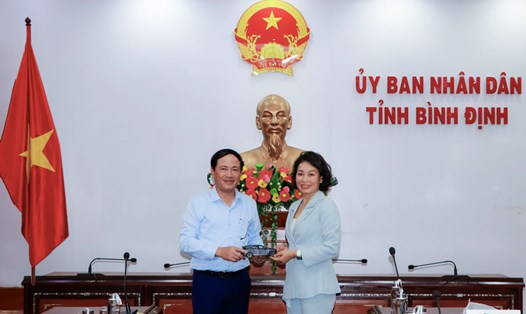 Chủ tịch UBND tỉnh Bình Định Phạm Anh Tuấn tặng quà lưu niệm cho đại diện Tập đoàn Vingroup. Ảnh: UBND tỉnh Bình Định