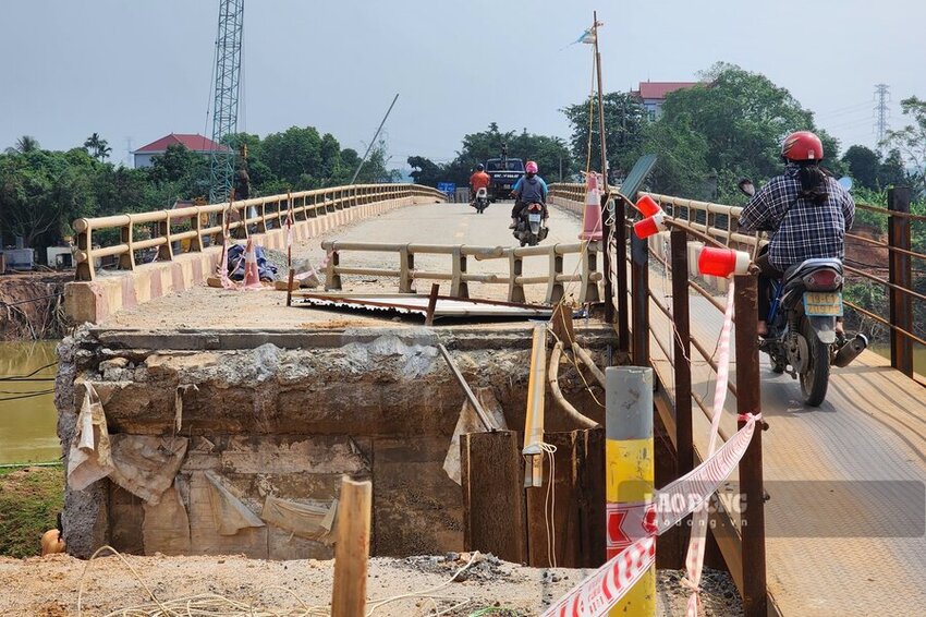 For more than 3 years now, Tu My bridge on National Highway 32C connecting Tam Nong and Cam Khe districts has been closed to vehicles due to repairs. Photo: To Cong