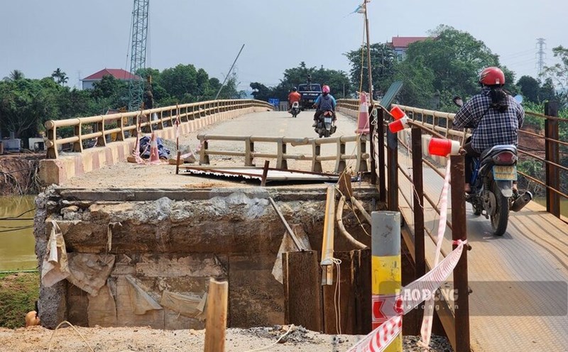 For more than 3 years now, Tu My bridge on National Highway 32C connecting Tam Nong and Cam Khe districts has been closed to vehicles due to repairs. Photo: To Cong