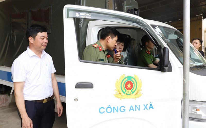 Proposal to decentralize the authority of commune police chiefs to fine certain car violations. Illustration photo: Ha Tinh Police