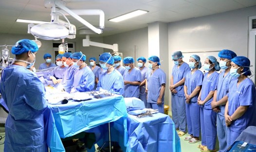 Các bác sĩ Bệnh viện Đa khoa Phú Thọ cúi đầu cảm ơn người hiến tạng. Ảnh: BVCC