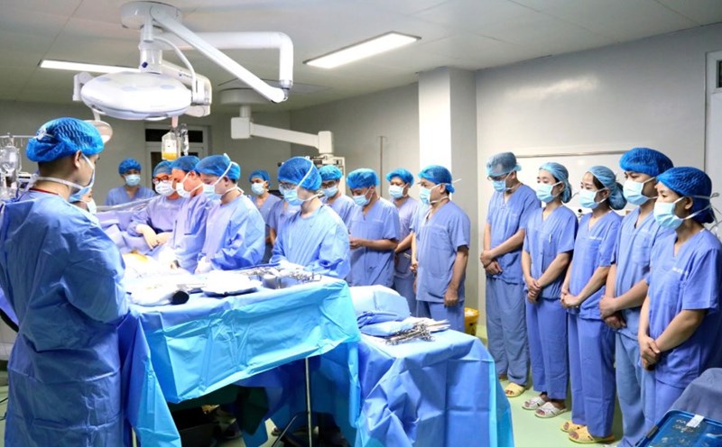 Doctors at Phu Tho General Hospital bowed to thank the organ donor. Photo: BVCC