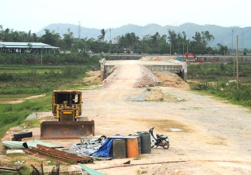 Cau Tay An 1 va Tay An 2, thuoc du an duong tranh lu o Duy Xuyen, Quang Nam gan 250 ti dong, xay xong thieu duong dan, do thieu nguon dat dap. Anh: Nguyen Hoang