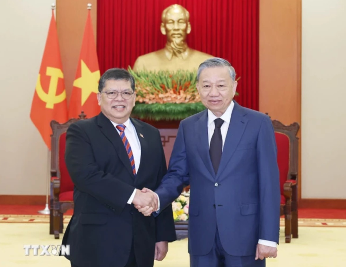 General Secretary To Lam receives Speaker of the Malaysian House of Representatives Tan Sri Dato' Johari Bin Abdul. Photo: VNA