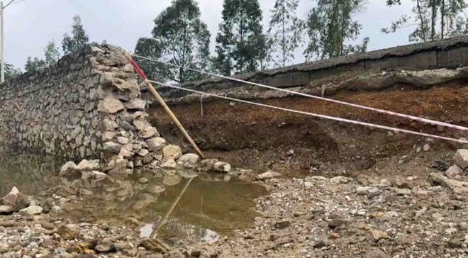 Đường vừa sửa xong đã hư hỏng, gây nguy hiểm cho người dân