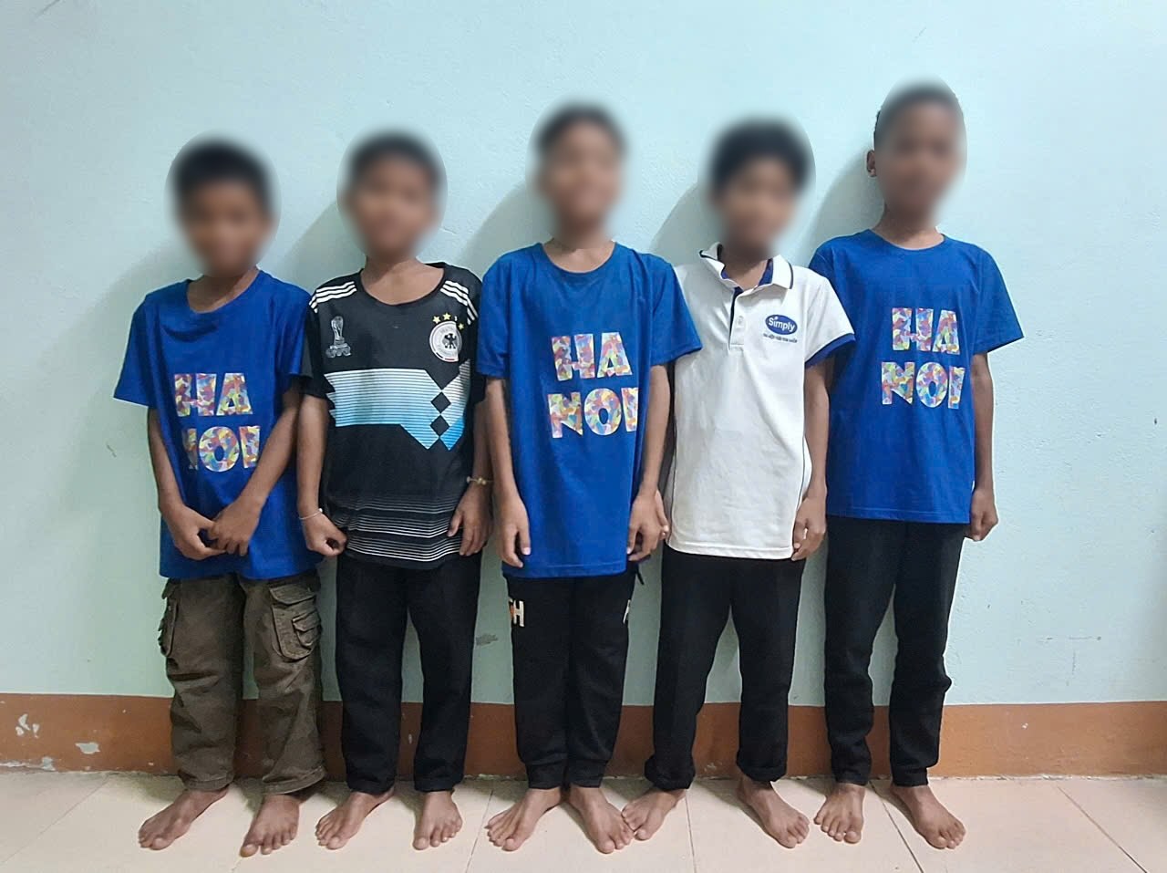 5 students in Quang Binh saved 2 children in the middle of a raging river. Photo: P. Hieu