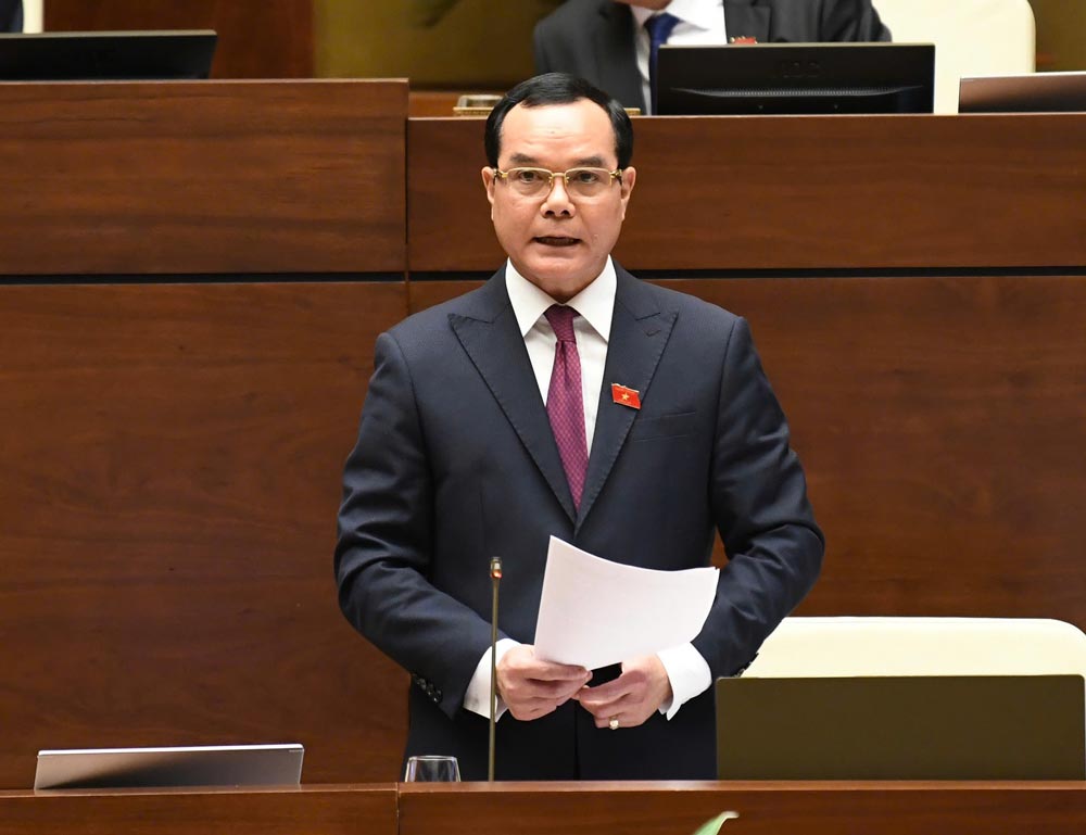 Party Central Committee member and President of the Vietnam General Confederation of Labor Nguyen Dinh Khang explains and accepts opinions from National Assembly deputies. Photo: Hai Nguyen