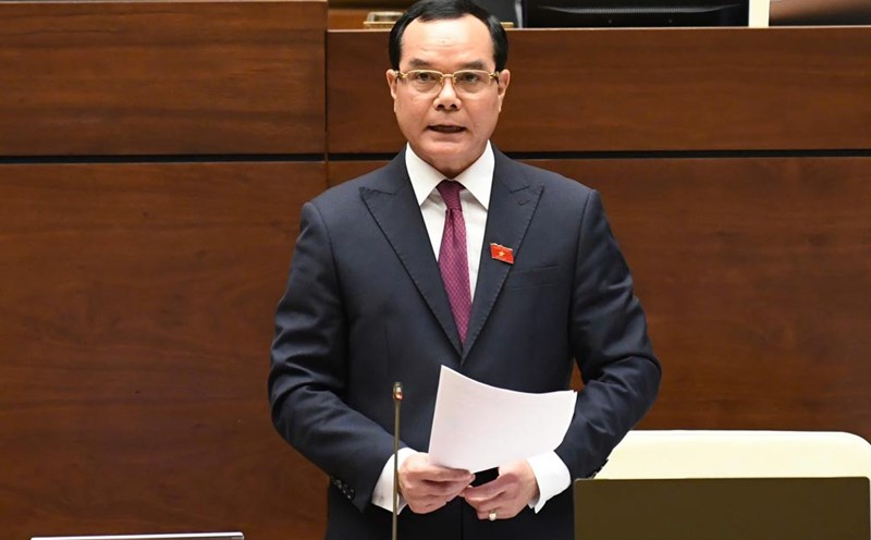 Party Central Committee member and President of the Vietnam General Confederation of Labor Nguyen Dinh Khang explains and accepts opinions from National Assembly deputies. Photo: Hai Nguyen