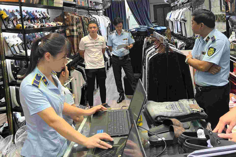 Authorities temporarily seized more than 700 products with signs of counterfeiting trademarks sold via Facebook. Photo: Hai Phong Market Management Department