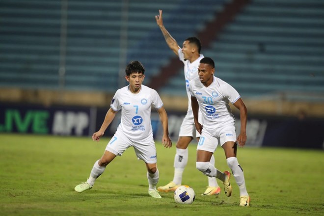 Nam Dinh 2 lan dua bong trung khung thanh doi khach den tu Thai Lan. Anh: Nam Dinh FC 