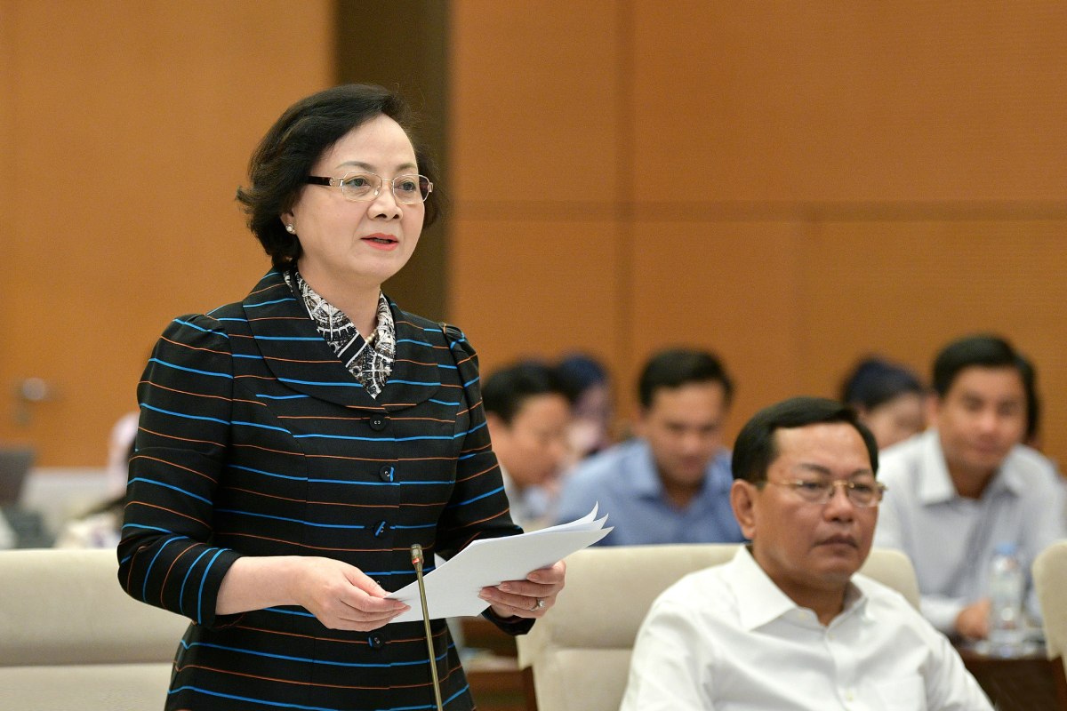 Minister of Home Affairs Pham Thi Thanh Tra presented the Proposal on the arrangement and establishment of district and commune-level administrative units in 21 provinces and cities. Photo: Trong Quynh