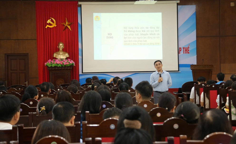Mr. Nguyen Vinh Quang - Deputy Head of the Labor Relations Department, Vietnam General Confederation of Labor discussed the contents at the training conference. Photo: Ba Manh