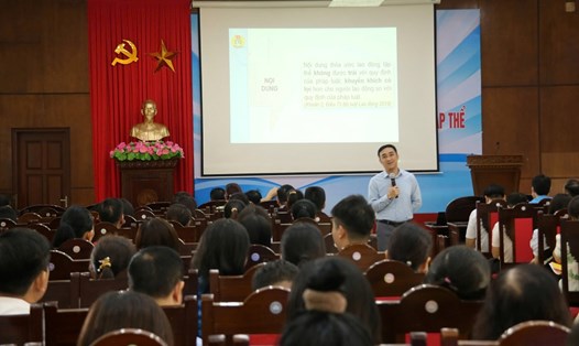 Ông Nguyễn Vinh Quang - Phó Trưởng ban Ban Quan hệ lao động, Tổng LĐLĐ Việt Nam trao đổi các nội dung tại hội nghị tập huấn. Ảnh: Bá Mạnh