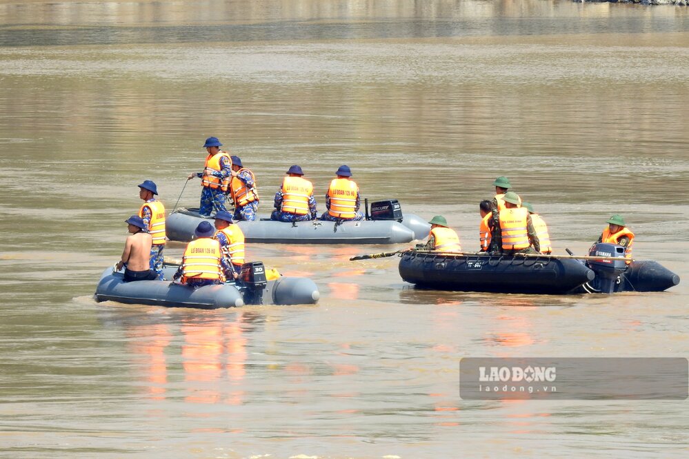 The search for missing victims in the Phong Chau bridge area encountered many difficulties. Photo: To Cong.