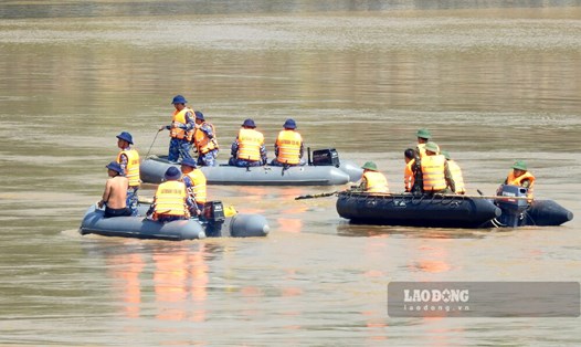 Công tác tìm kiếm nạn nhân mất tích tại khu vực cầu Phong Châu gặp nhiều khó khăn. Ảnh: Tô Công.