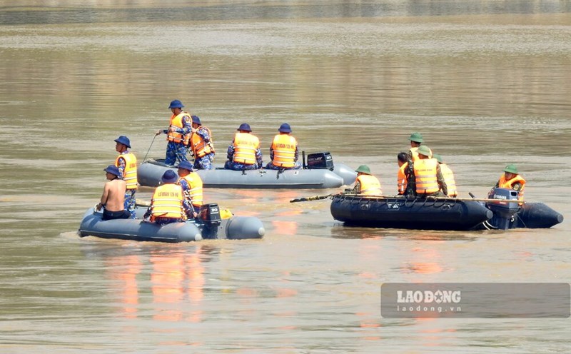 The search for missing victims in the Phong Chau bridge area encountered many difficulties. Photo: To Cong.