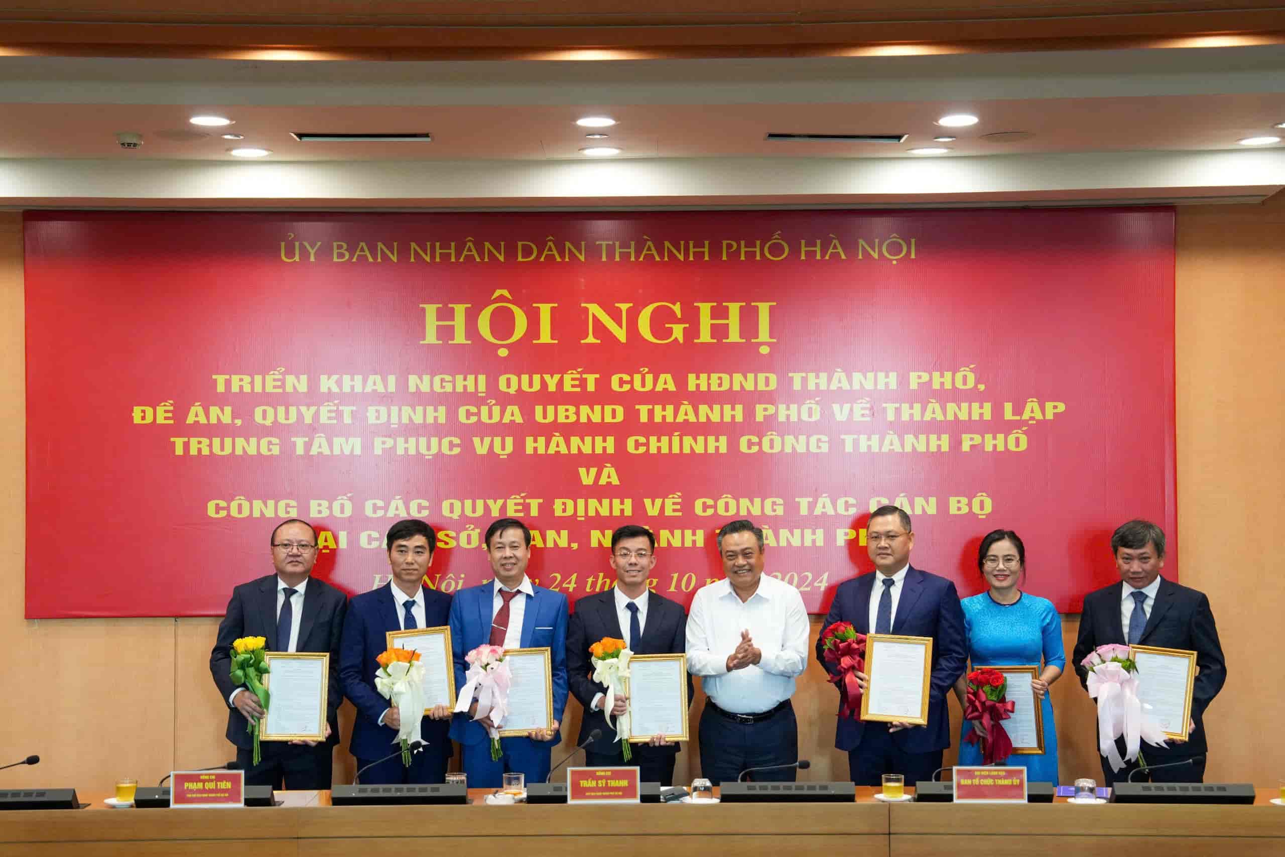 Chairman of Hanoi People's Committee Tran Sy Thanh presents decisions to officials. Photo: Khanh Phu