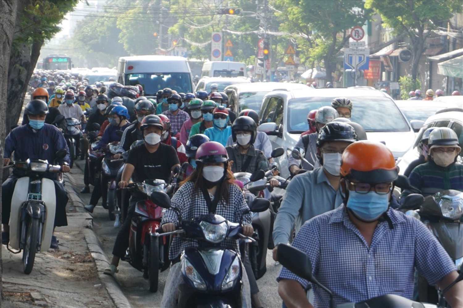 Traffic jam on Nguyen Tat Thanh Street (District 4). Photo: Minh Quan