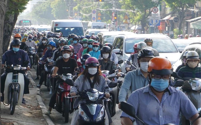 Traffic jam on Nguyen Tat Thanh Street (District 4). Photo: Minh Quan
