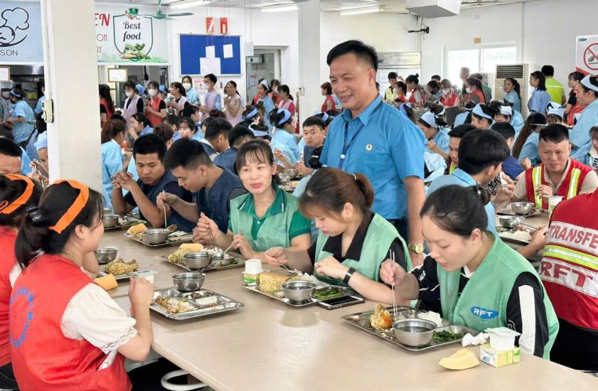 The grassroots trade union of the Industrial Zones Trade Union of Thai Nguyen province organized a "Union Meal" for union members and workers. Photo: Thai Nguyen Trade Union