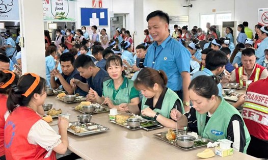 Công đoàn cơ sở thuộc Công đoàn Các khu công nghiệp tỉnh Thái Nguyên tổ chức “Bữa cơm Công đoàn” cho đoàn viên, người lao động. Ảnh: CĐ Thái Nguyên