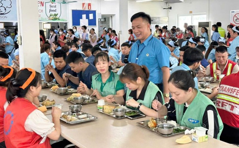 The grassroots trade union of the Industrial Zones Trade Union of Thai Nguyen province organized a "Union Meal" for union members and workers. Photo: Thai Nguyen Trade Union