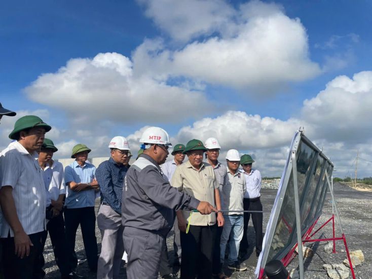 Quang Tri provincial leaders inspect the construction progress of My Thuy Port Project. Photo: VNA