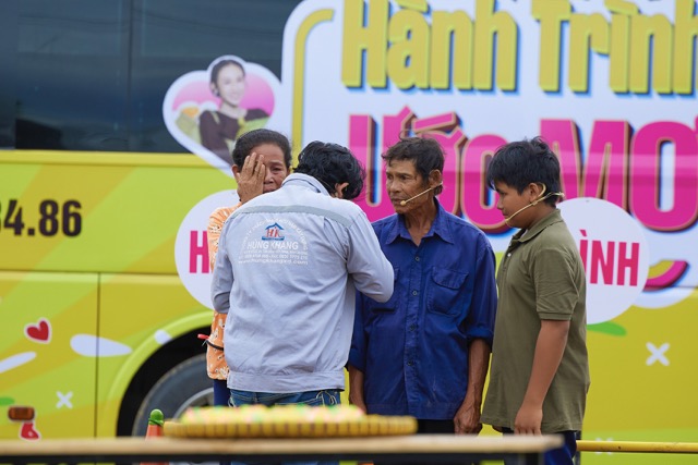 Mr. Khuong burst into tears next to his family. Photo: Producer.