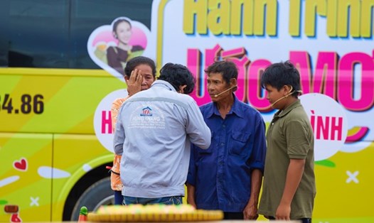 Anh Khương bật khóc bên gia đình. Ảnh: Nhà sản xuất.