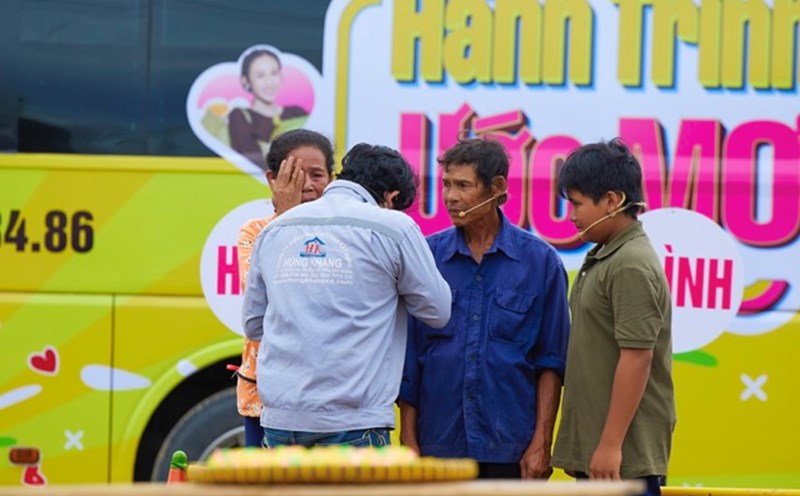 Mr. Khuong burst into tears next to his family. Photo: Producer.