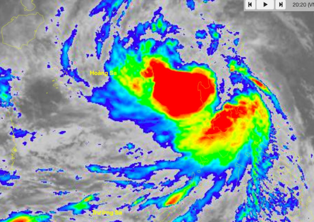 Satellite image of storm No. 6 Tra Mi at 8:20 p.m. on October 24. Photo: Center of National Hydrometeorological Network