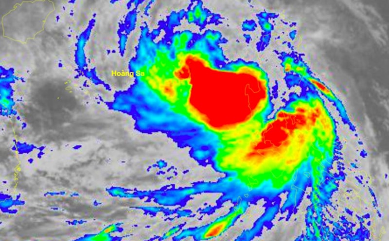 Satellite image of storm No. 6 Tra Mi at 8:20 p.m. on October 24. Photo: Center of National Hydrometeorological Network