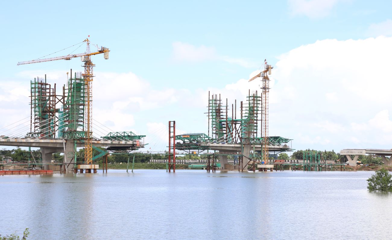 Cầu Thạch Hãn 1 thuộc dự án đường giao thông Đường ven biển kết nối hành lang kinh tế Đông Tây đang được xây dựng. Ảnh: Hưng Thơ.