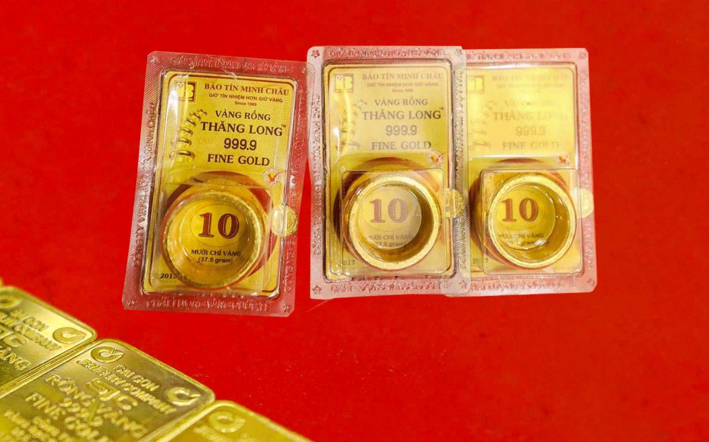 Gold ring prices hover near all-time highs. Illustration: Phan Anh