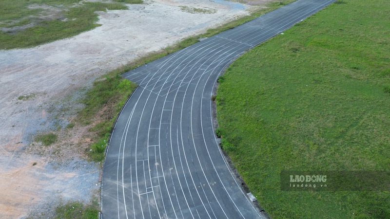 Dự án do Sở Xây dựng làm chủ đầu tư, được quy hoạch trong tổng thể khu liên hợp văn hóa, thể thao với quy mô 75 ha, với tổng vốn đầu tư 146 tỉ đồng (giai đoạn 1). Công trình do Viện Kiến trúc quy hoạch tỉnh Lào Cai thiết kế, đơn vị thi công là liên doanh Công ty Cổ phần Licogi 14 và Tổng Công ty xây dựng Quyết Tiến. 