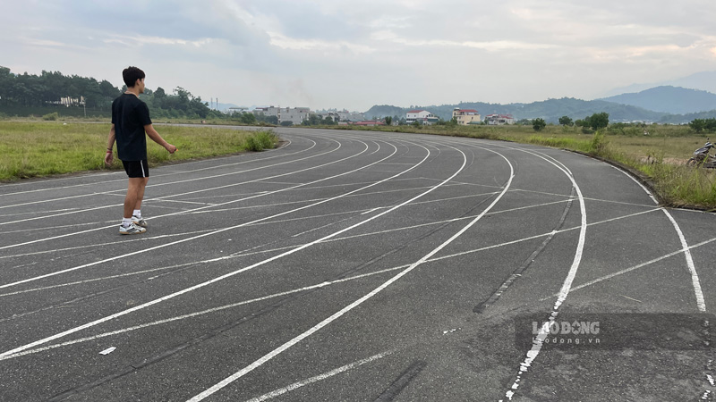 Anh Nguyễn Bá Huy (phường Bình Minh, thành phố Lào Cai) chia sẻ: “Tỉnh đầu tư vào các công trình quy mô như thế này thì người dân được hưởng lợi rất nhiều khi có thể theo dõi hoạt động, sự kiện được tổ chức. Nhưng chúng tôi mong có nhiều giải thể thao lớn diễn ra thường xuyên ở đây hơn. Chứ để thành bãi chăn trâu và đổ thải như thế này thì rất lãng phí“. 