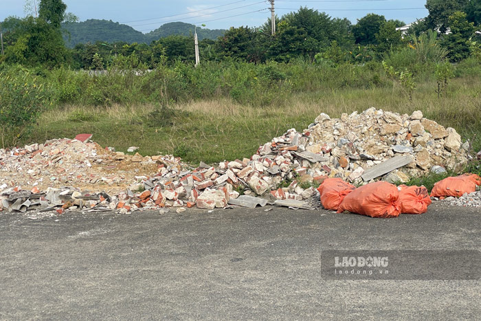 Tuy vậy, do không thường xuyên được sử dụng nên trong phạm vị của sân vận động, người dân đã tự ý đổ rác thải sinh hoạt, đổ thải vật liệu xây dựng.