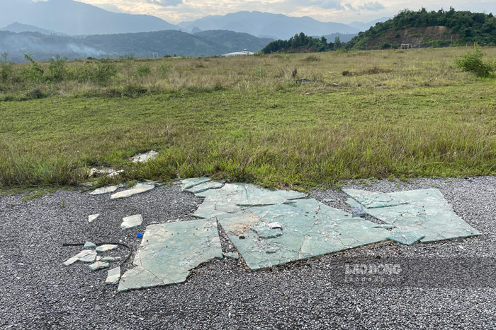 Thậm chí cả những tấm kính vỡ cũng bị đem ra vứt bừa bãi ở đây.