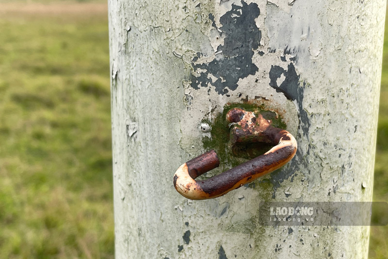 Khung gôn ở sân bóng không có lưới và han gỉ theo thời gian.