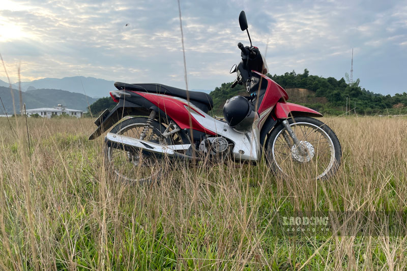 Ghi nhận thực tế của PV vào những ngày cuối tháng 10, tại sân vận động tỉnh Lào Cai, cỏ dại đã mọc cao quá nửa bánh xe máy, xung quanh khu vực này là những bãi rác thải ngổn ngang cùng với chất thải động vật. 