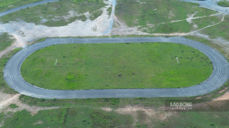Sân vận động tỉnh Lào Cai được xây dựng và bàn giao sử dụng ở giai đoạn 1, gồm mặt sân bóng đá đạt kích thước chuẩn, hệ thống cầu môn, rãnh thoát nước trên sân và đường pitch rải nhựa áp phan, 1 sân bóng đá mini. 