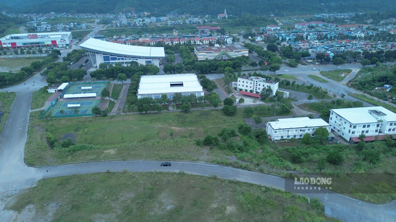 Cách sân vận động không xa là nhà thi đấu đa năng của tỉnh Lào Cai. Theo Sở Văn hóa và Thể thao Lào Cai, các hoạt động đều được tổ chức ở các sân và nhà thi đấu phía dưới. Sân lớn phía trên chỉ tổ chức một số hoạt động như chạy bộ, đá bóng...