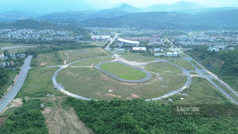 Dự án Sân vận động tỉnh Lào Cai được khởi công xây dựng vào tháng 5.2016 và là 1 trong 8 dự án được tỉnh chọn làm công trình trọng điểm chào mừng Đại hội Đảng bộ tỉnh lần thứ XV, chào mừng 110 thành lập tỉnh.