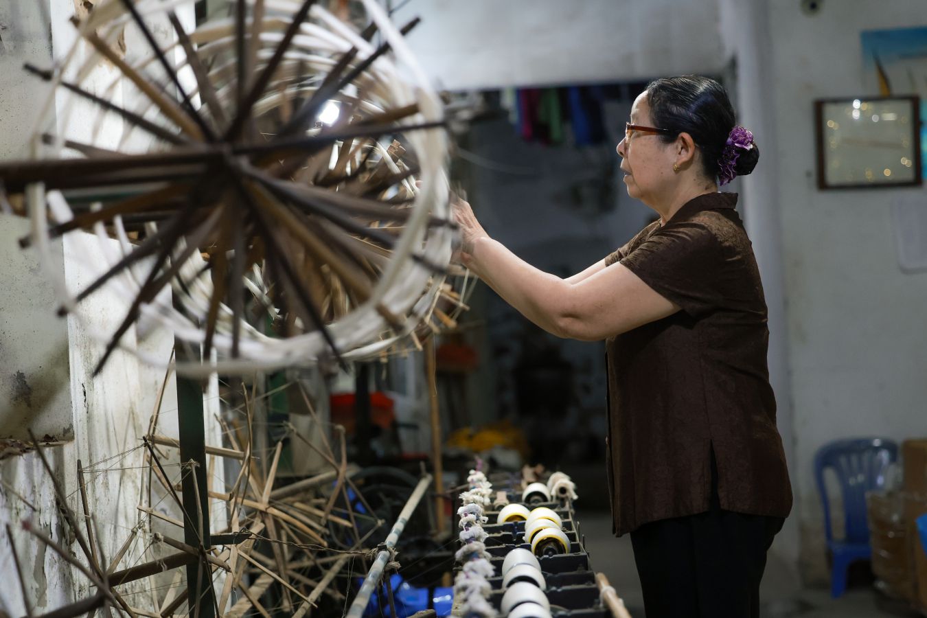 Nghệ nhân ở làng nghề lụa Vạn Phúc (Hà Nội). Ảnh: Hải Nguyễn