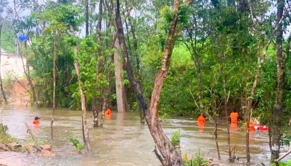 Rescuers found the body of a boy swept away by the flood. Photo: Phu Quoc
