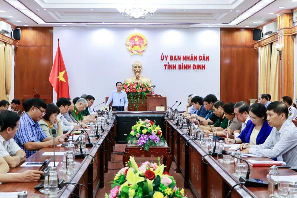 Chairman of Binh Dinh Provincial People's Committee Pham Anh Tuan directed agencies and units to prevent storm Tra Mi. Photo: Binh Dinh Provincial People's Committee